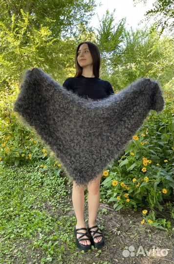 Пуховая косынка серая кудрявая