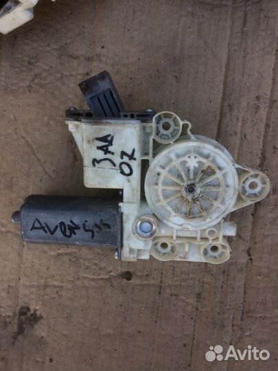 Моторчик стеклоподьемника задний Toyota Avensis 20