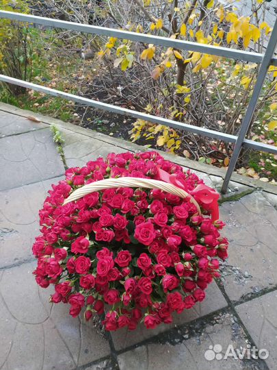 Корзина красных роз