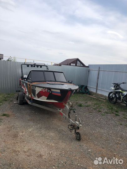 Моторная лодка прогресс С мотором mercury