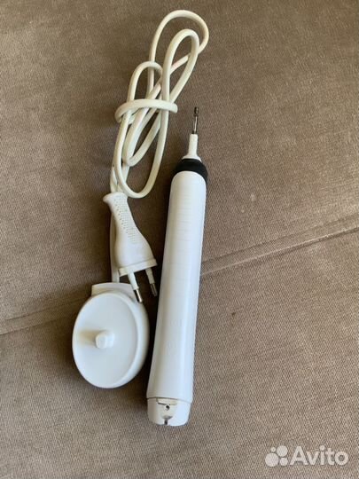 Электрическая зубная щетка Oral-B PRO 700 Black D