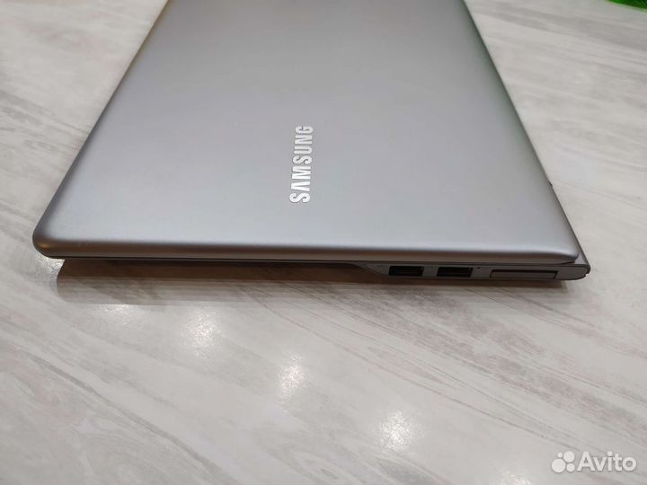 Ультрабук Samsung 13
