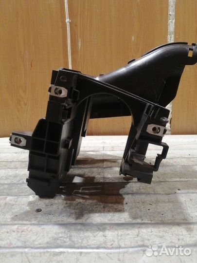 Кронштейн блока предохранителей Volkswagen Passat