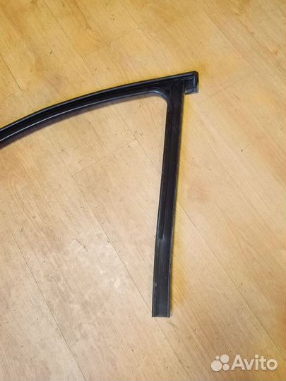 Уплотнитель пере. прав. стекла Рено меган 3