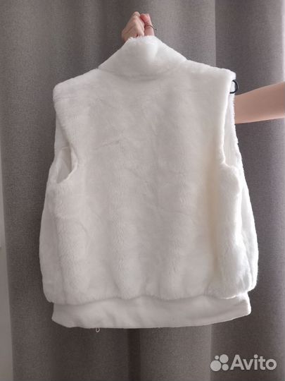 Меховая жилетка белая
