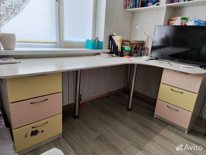 Письменный стол для школьника угловой бу