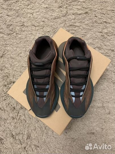 Кроссовки adidas yeezy boost 700 v3