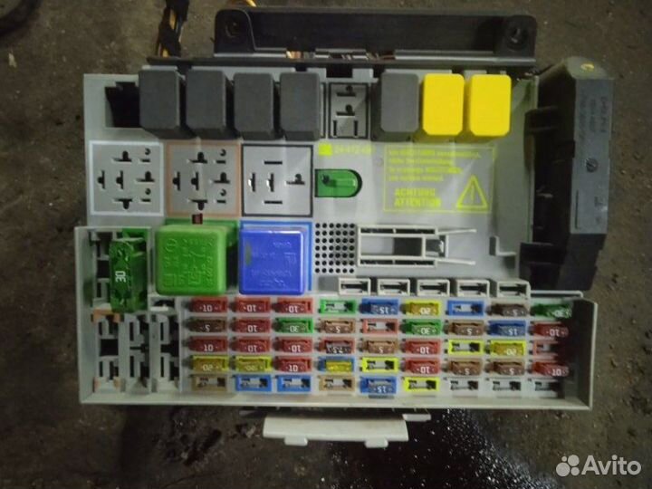 Блок предохранителей Opel Zafira