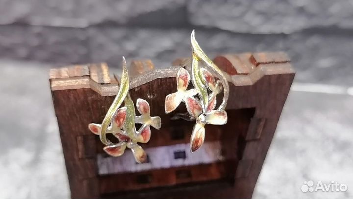 Серебряные серьги 925 пробы массой 4.2 грамма