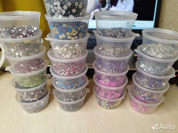 Стразы разных цветов и размеров