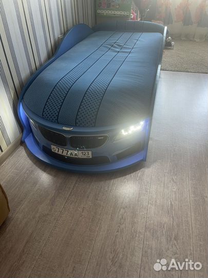 Детская кровать машина