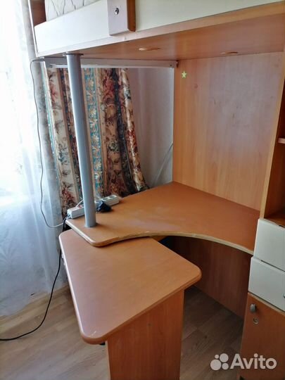 Кровать чердак со столом и шкафом