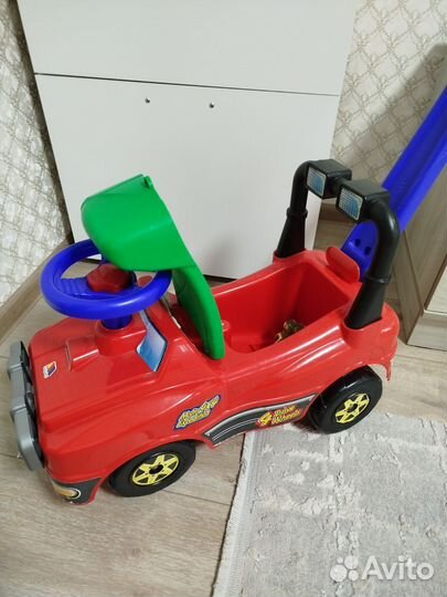 Машинка-каталка с ручкой