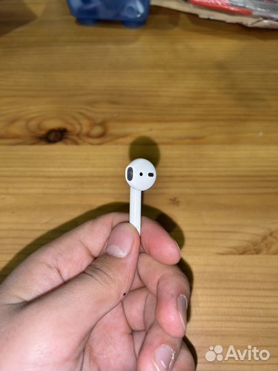 AirPods1 правой