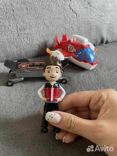 Щенячий патруль Райдер на скейте и самолет