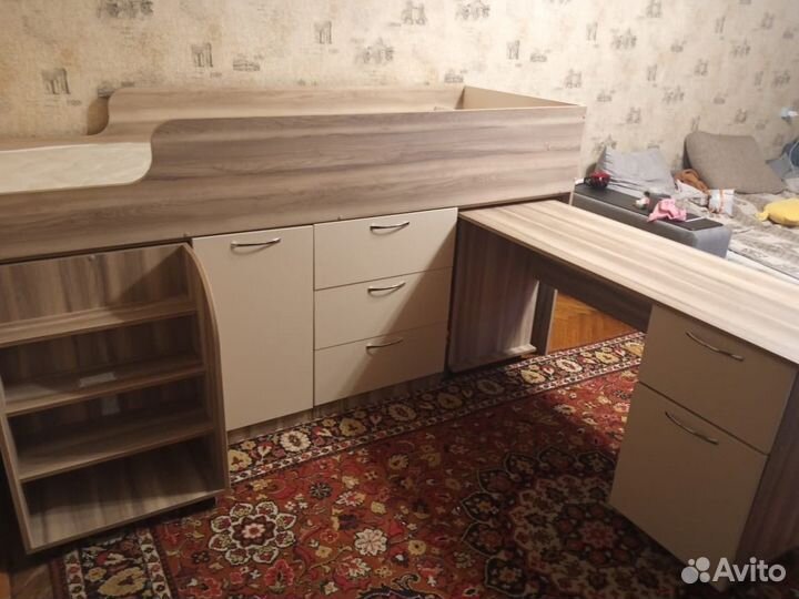Детская кровать чердак с выдвижным столом