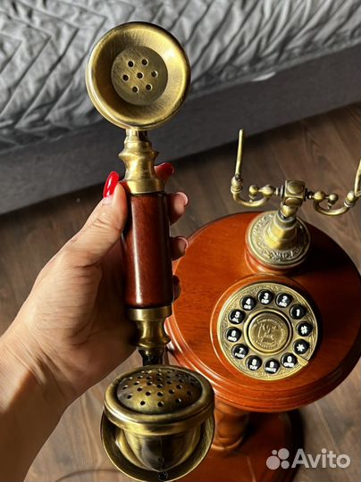 Телефон ретро на подставке