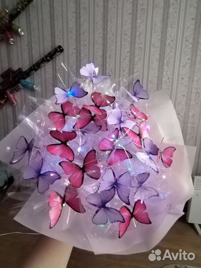 Букет цветов с бабочками