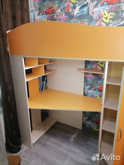 Детская кровать чердак со столом и шкафом
