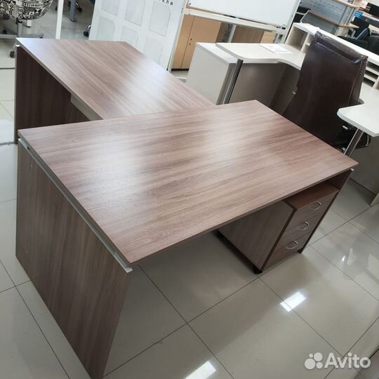 Шкафы и столы в офис