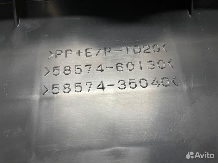 Накладка замка багажника зад. Toyota Land Cruiser