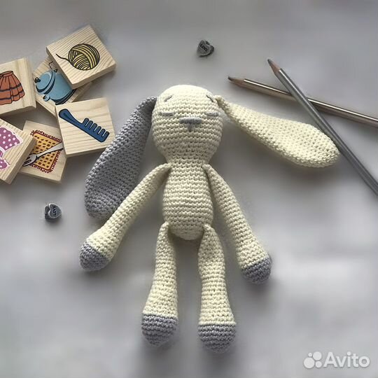 Вязанная игрушка заяц-сплюшка амигуруми