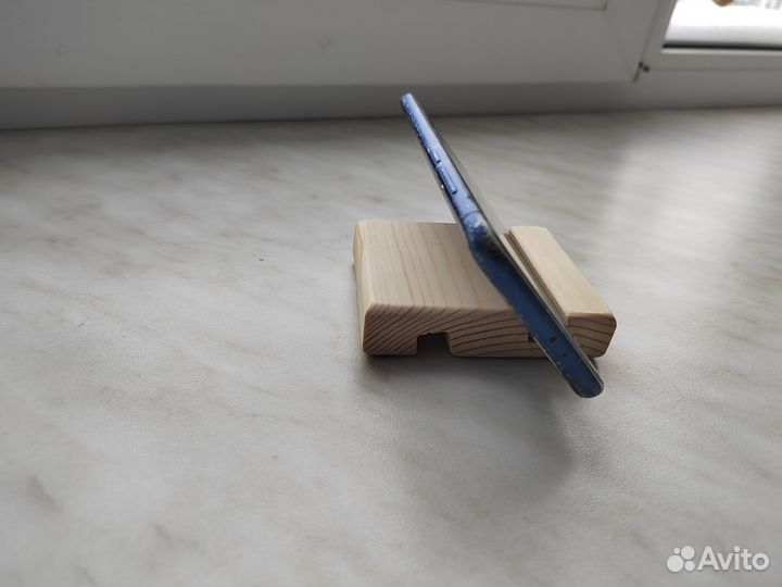 Подставка для телефона из дерева