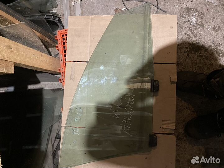 Стекло переднее левое Chrysler 300M