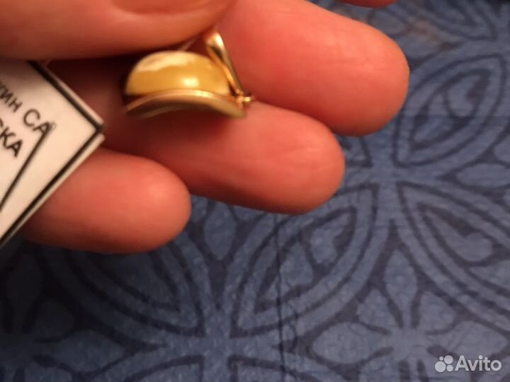 Золотой кулон с янтарем