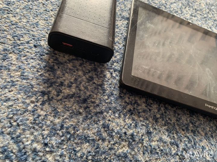 Планшет и повербанк