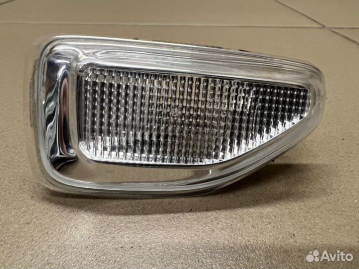 Повторитель поворота правый Renault Sandero 2500