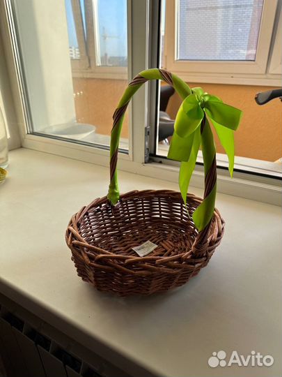 Новая плетёная корзина с ленточкой