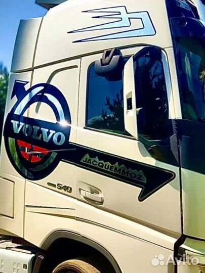 Наклейкаe винил зеркало на Volvo FH