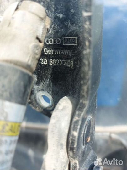 Петля крышки багажника на Volkswagen Phaeton