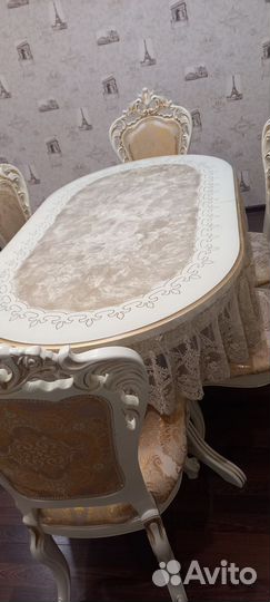 Стол и стулья