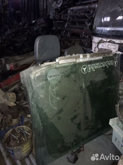 Стекло двери,Левая-правая Mерседес Aтего Mercedes