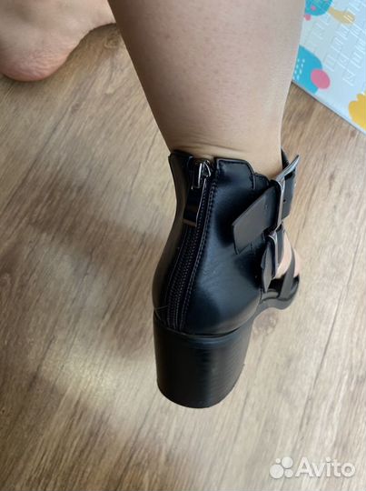 Босоножки 38