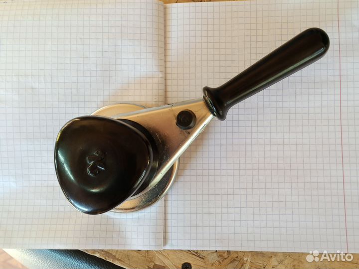 Закаточный ключ, машинка для закрывания банок