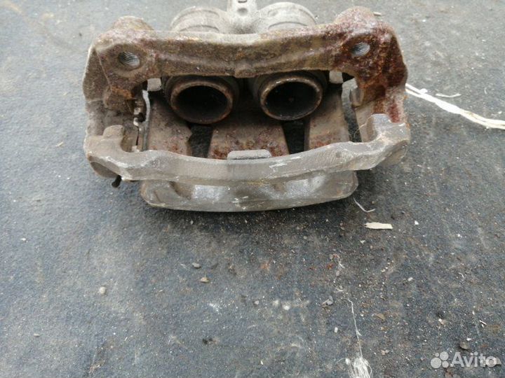 Суппорт передний правый Nissan Serena C25 MR20