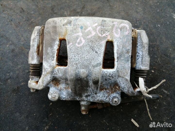 Суппорт передний правый Nissan Serena C25 MR20