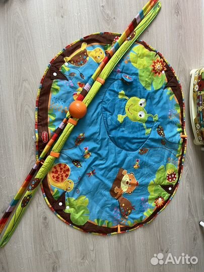 Игрушки (коврик для ползания, погремушки,мобиль)