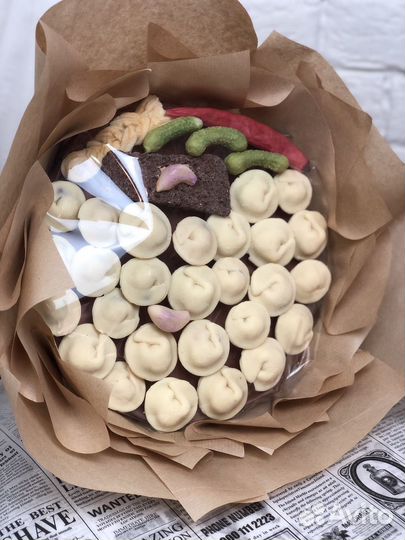 Шоколадные пельмени, огурцы.мужской букет