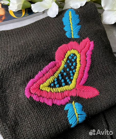 Шарф с вышивкой вязанный