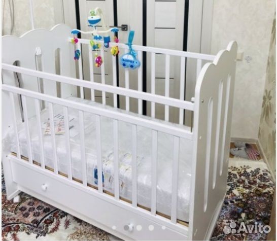 Детская кроватка с маятником и ящиком