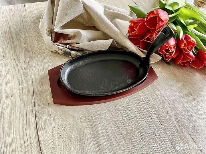 Чугунная сковорода с подставкой новая