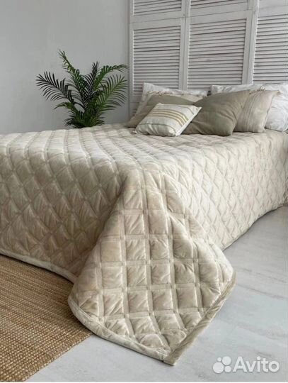 Покрывала королевский велюр новые