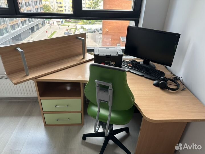 Угловой письменный стол с полкой и креслом