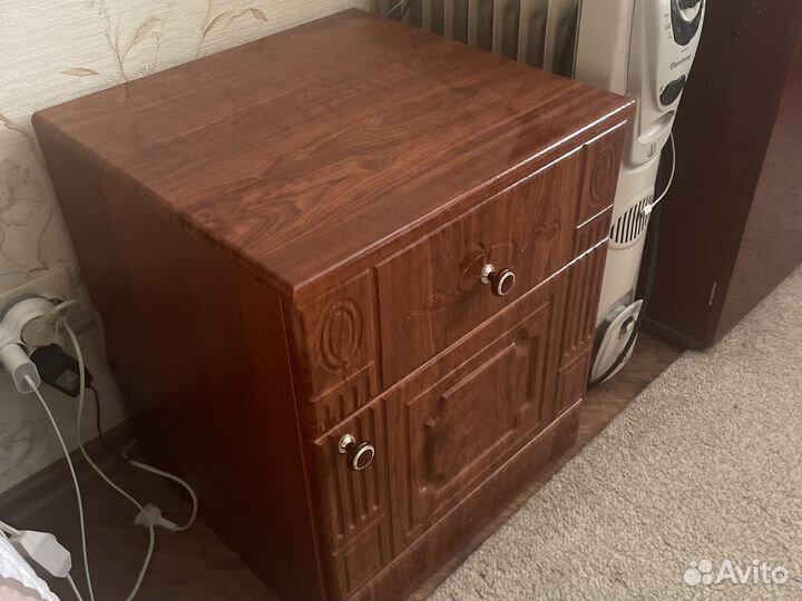 Тумбочка прикроватная