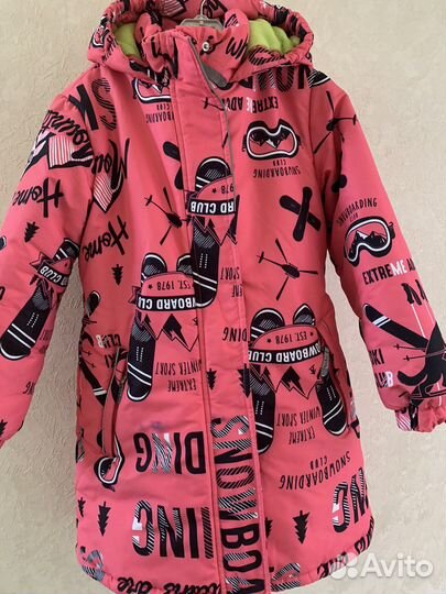 Зимнее пальто с варежками и школьным рюкзаком