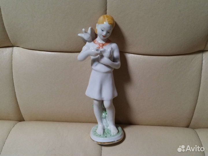 Статуэтка. Пионерка с голубями